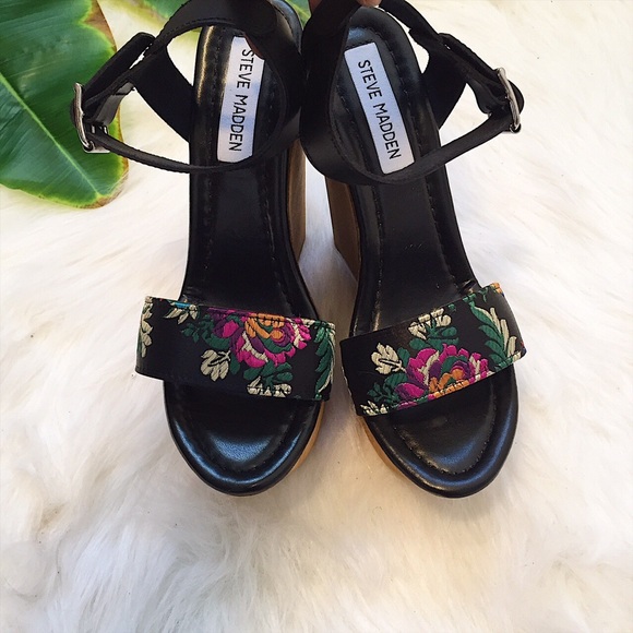 🚫sold🚫 Steve Madden Satin Brocade Wooden Wedges - Picture 2 of 5